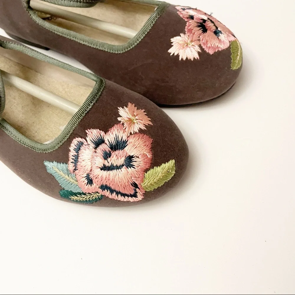 NEW Joyfolie ‘Brielle’ Greige & Pink Embroidered Floral Ballet Flats (3Youth)